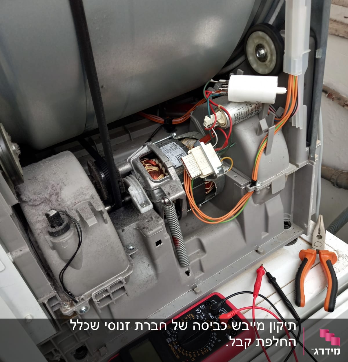 מולטימטר אדום, חוטים וכלים בתוך מכשיר חשמלי פתוח